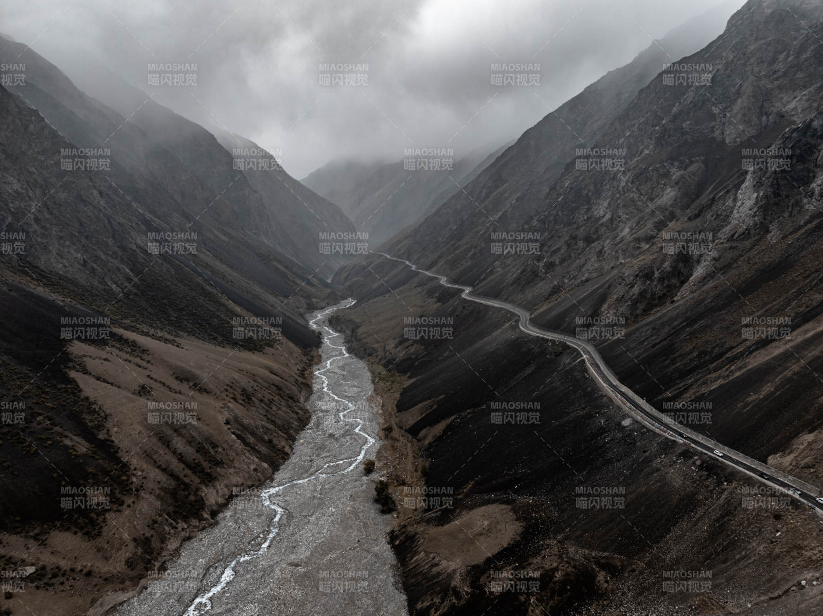 山谷公路与溪流相映成趣的独库公路自然人文图片