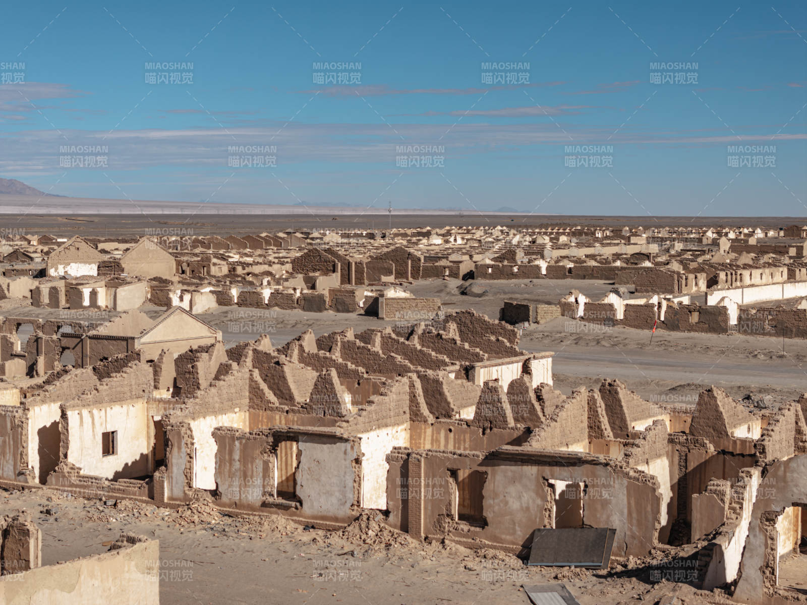 石油小镇荒漠废弃房屋残垣断壁展现沧桑变迁图片