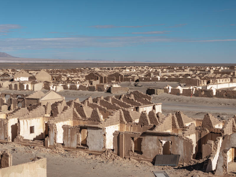石油小镇荒漠废弃房屋残垣断壁展现沧桑变迁图片