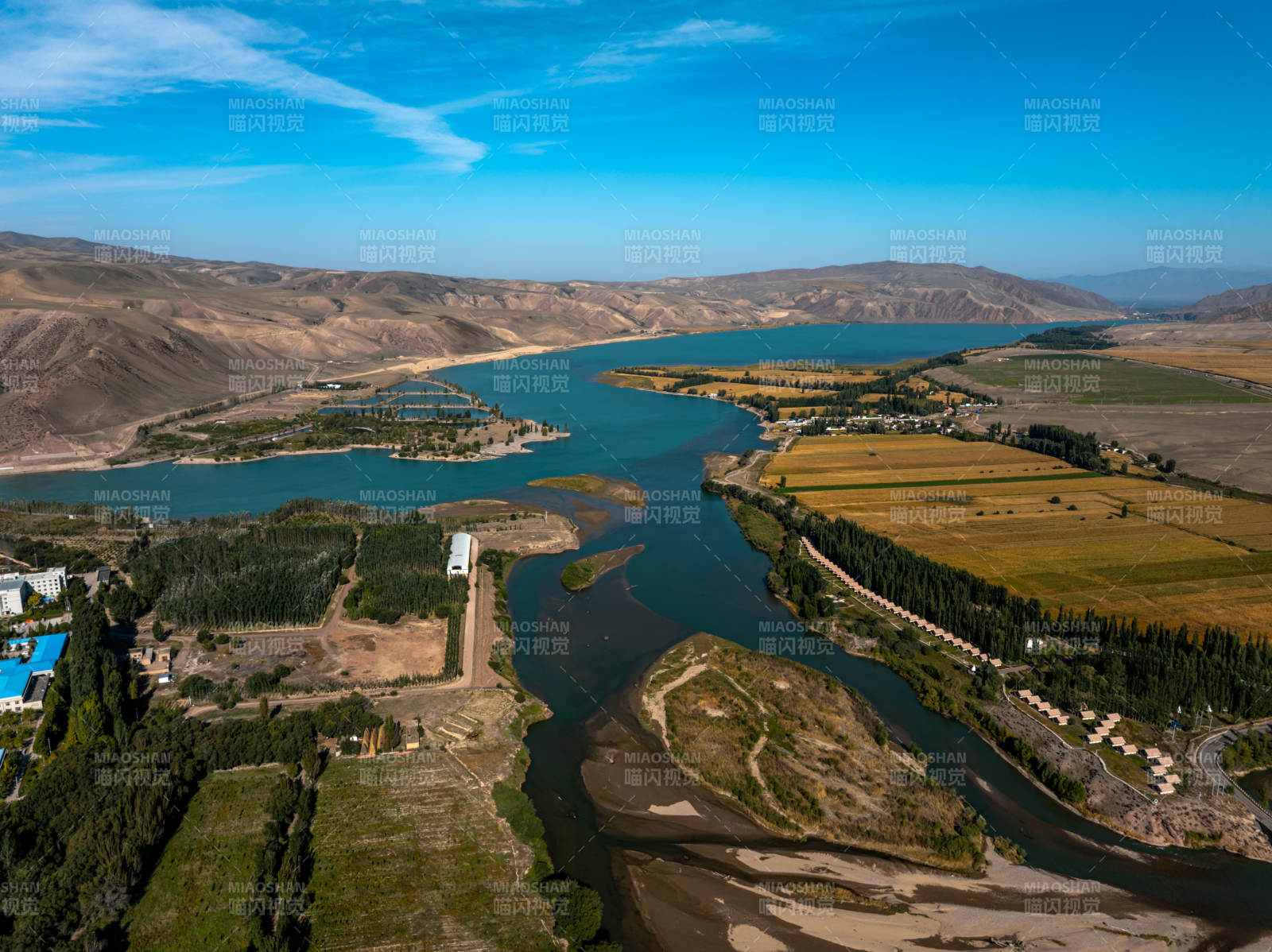 蜿蜒河流穿越新疆伊犁的绿洲与农田和谐自然图片