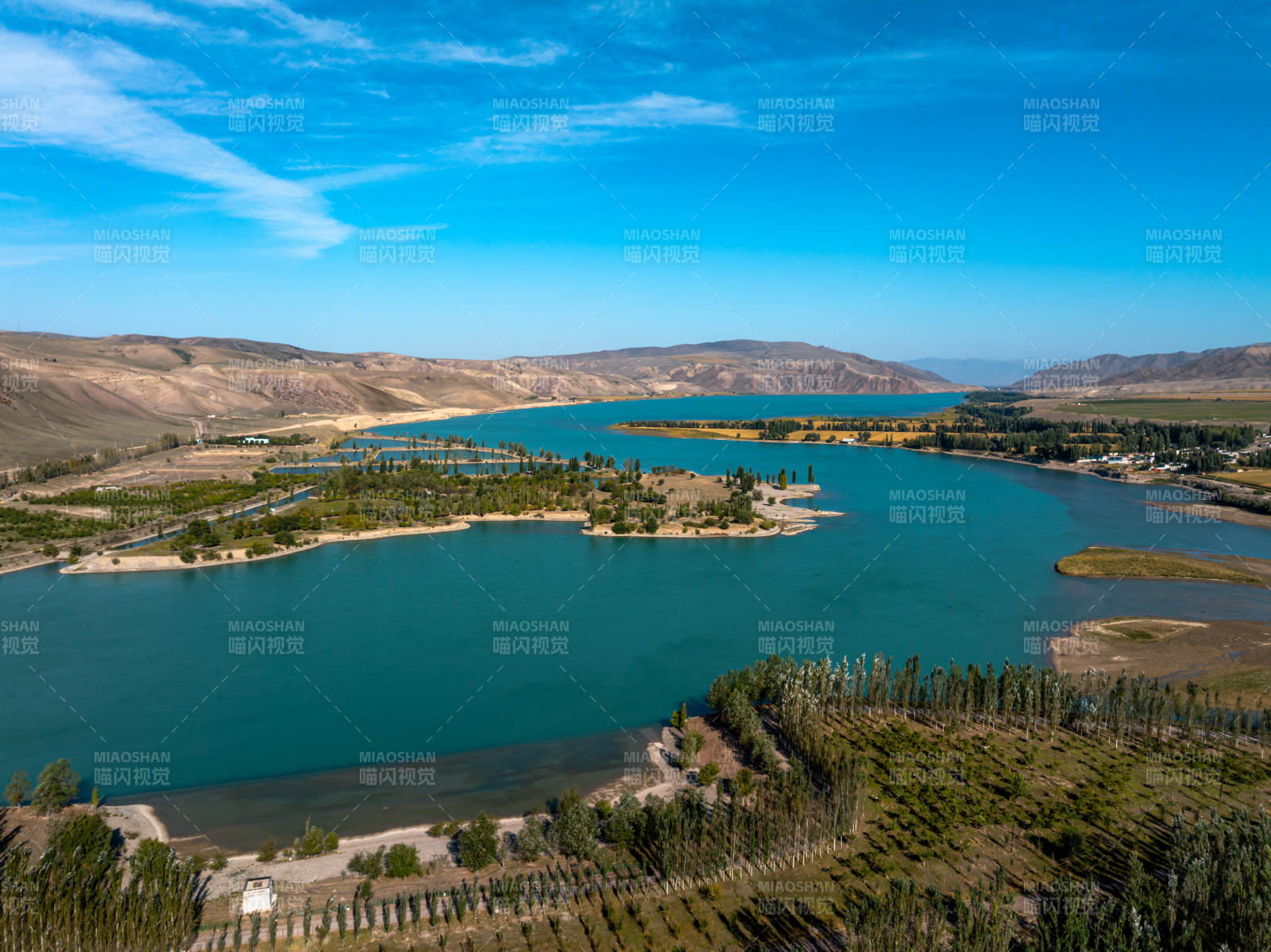 蜿蜒河流如丝带穿行伊犁绿洲农田间和谐美景图片