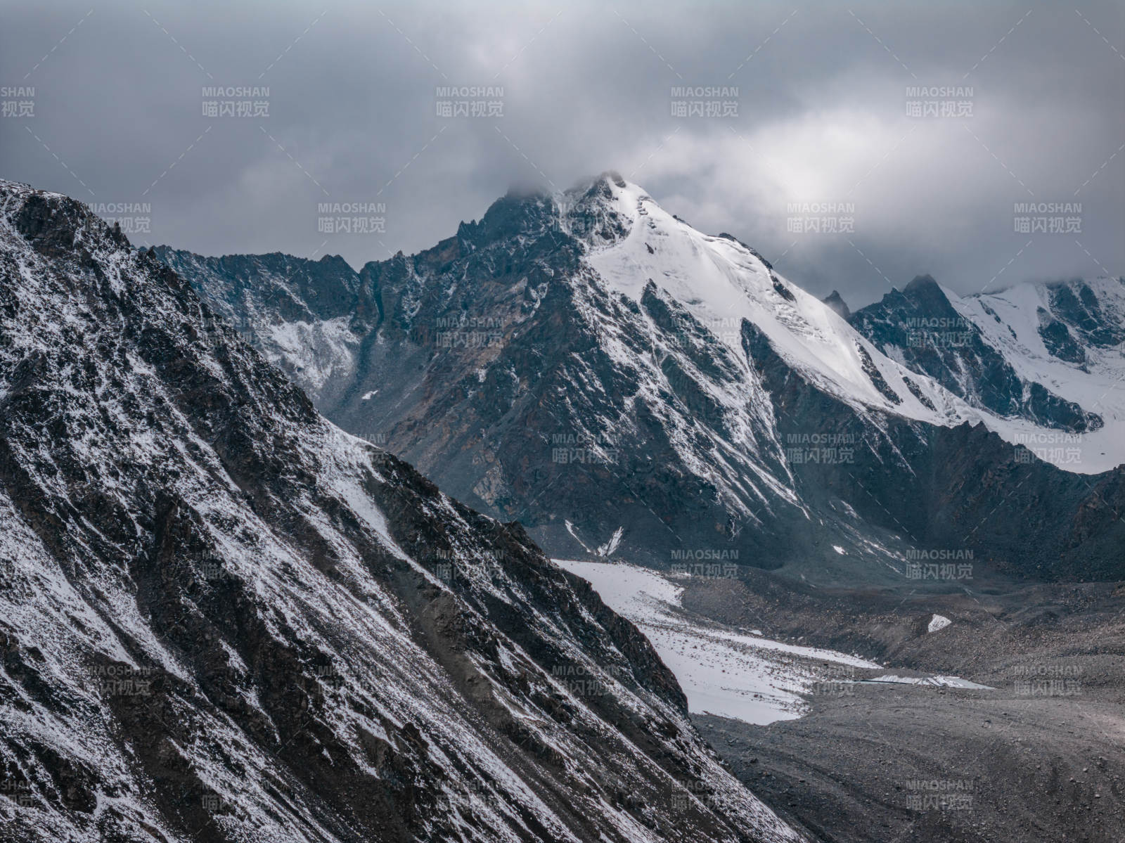 巍峨雪山冰川延绵云雾缭绕的壮丽自然奇观图片