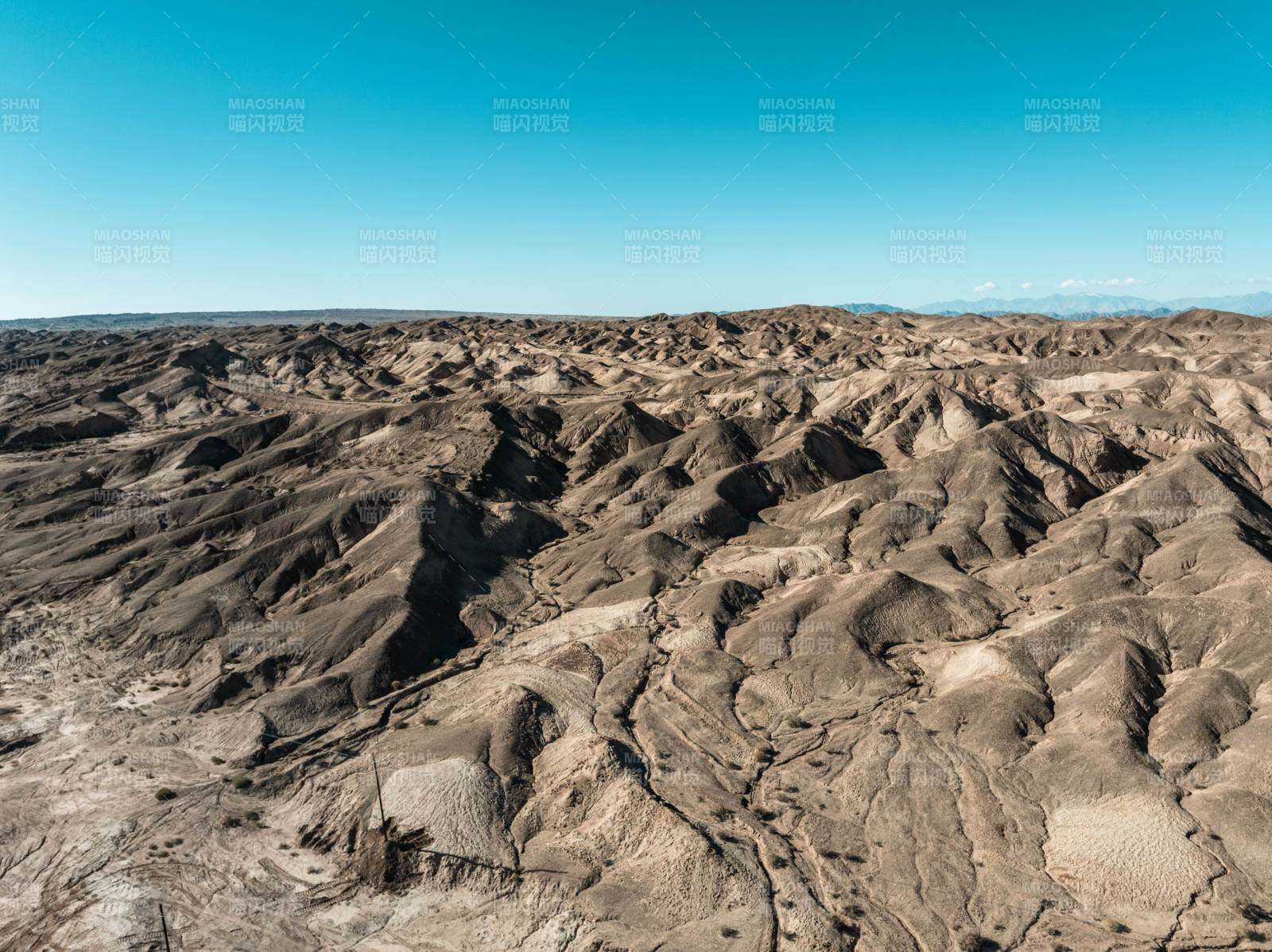 西北苍凉荒漠戈壁沙漠山脉干旱风蚀地貌风光图片