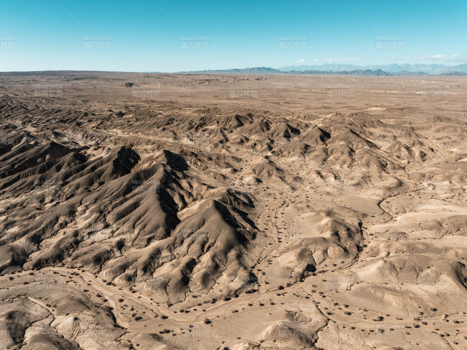 西北苍凉荒漠戈壁沙漠山脉干旱风蚀地貌航拍图片