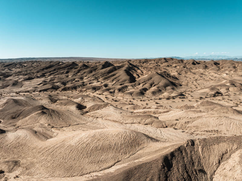 西北苍凉荒漠戈壁沙漠山脉干旱风蚀地貌丘陵图片