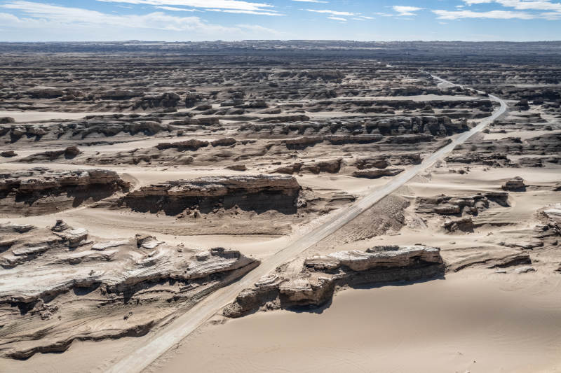 西北苍凉荒漠戈壁沙漠山脉干旱风蚀风沙公路图片