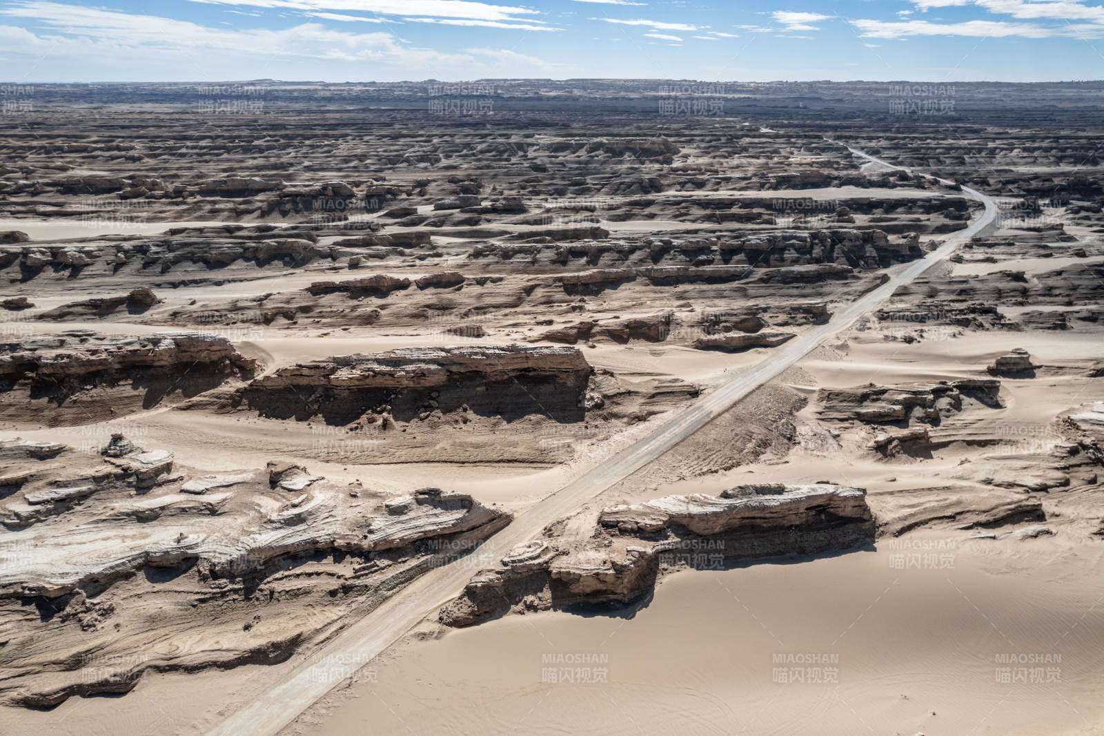 西北苍凉荒漠戈壁沙漠山脉干旱风蚀风沙公路图片