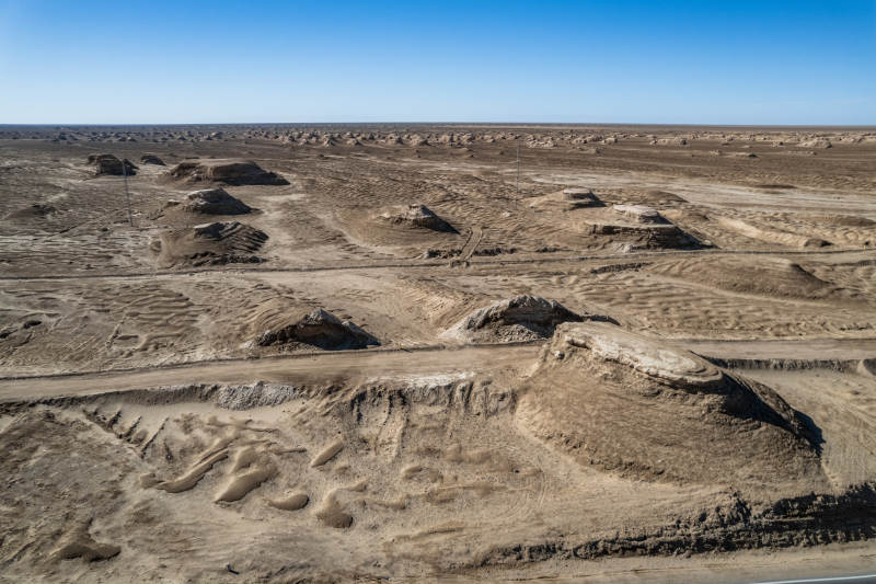 西北苍凉荒漠戈壁沙漠山脉干旱风蚀土坡丘陵图片