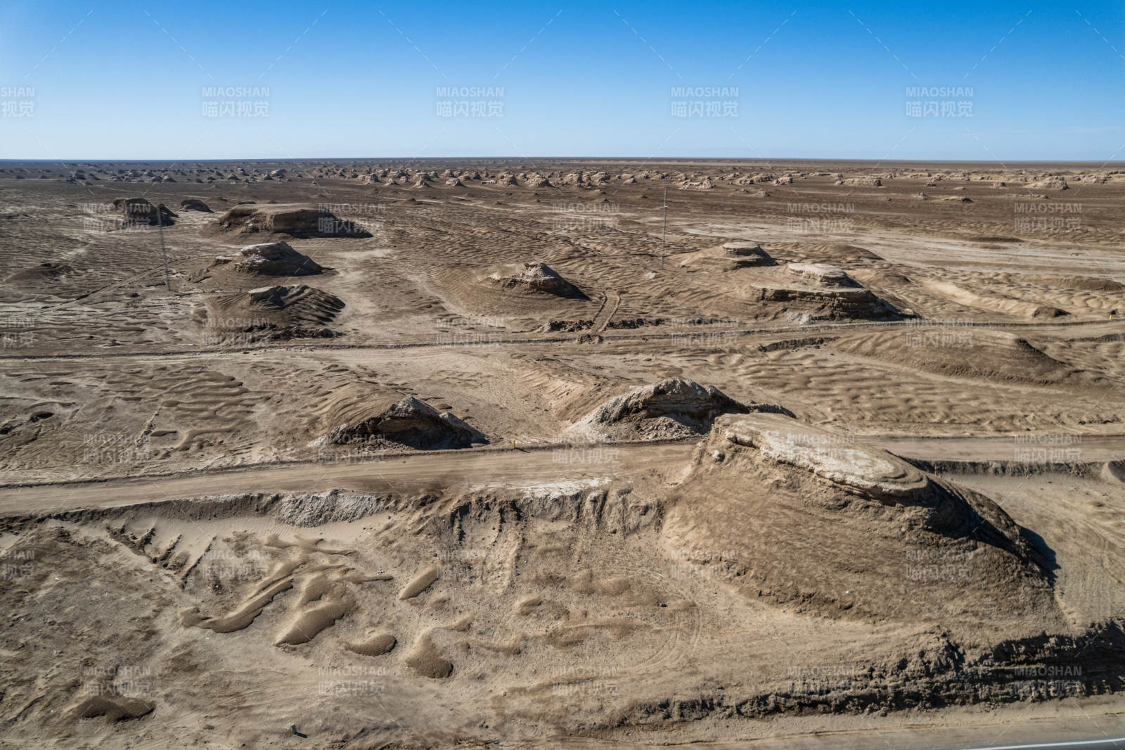 西北苍凉荒漠戈壁沙漠山脉干旱风蚀土坡丘陵图片