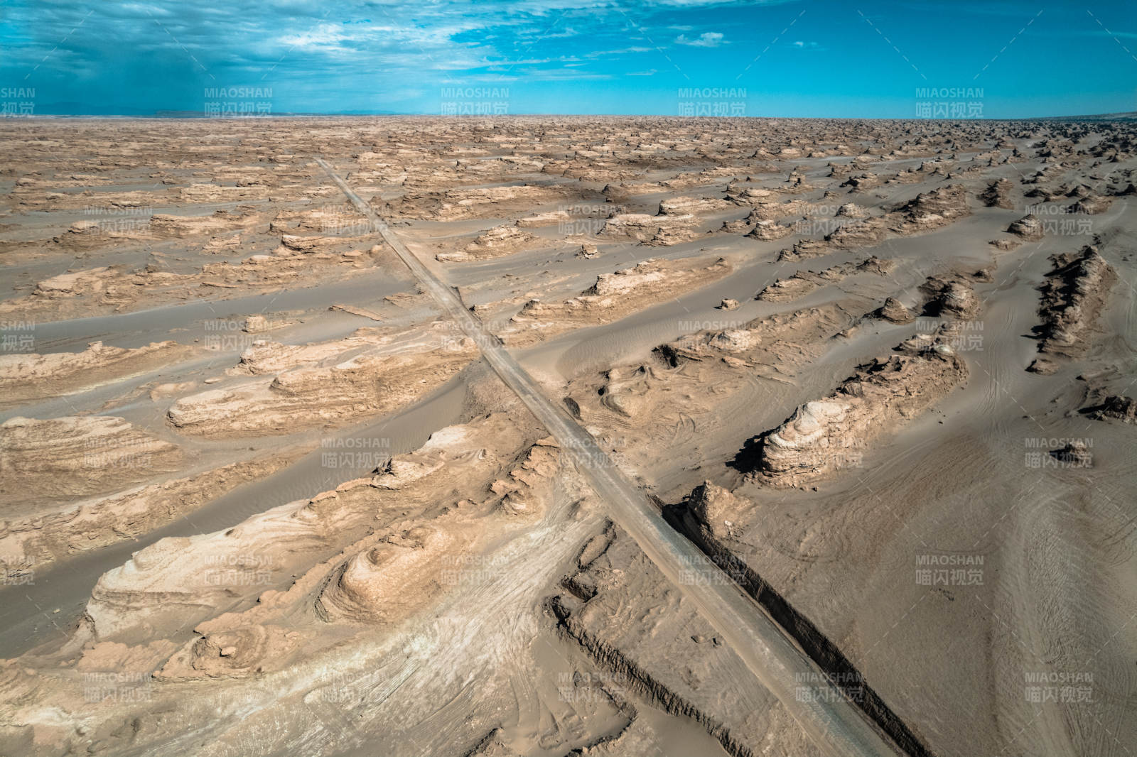 西北苍凉荒漠戈壁沙漠山脉干旱风蚀雅丹地貌图片