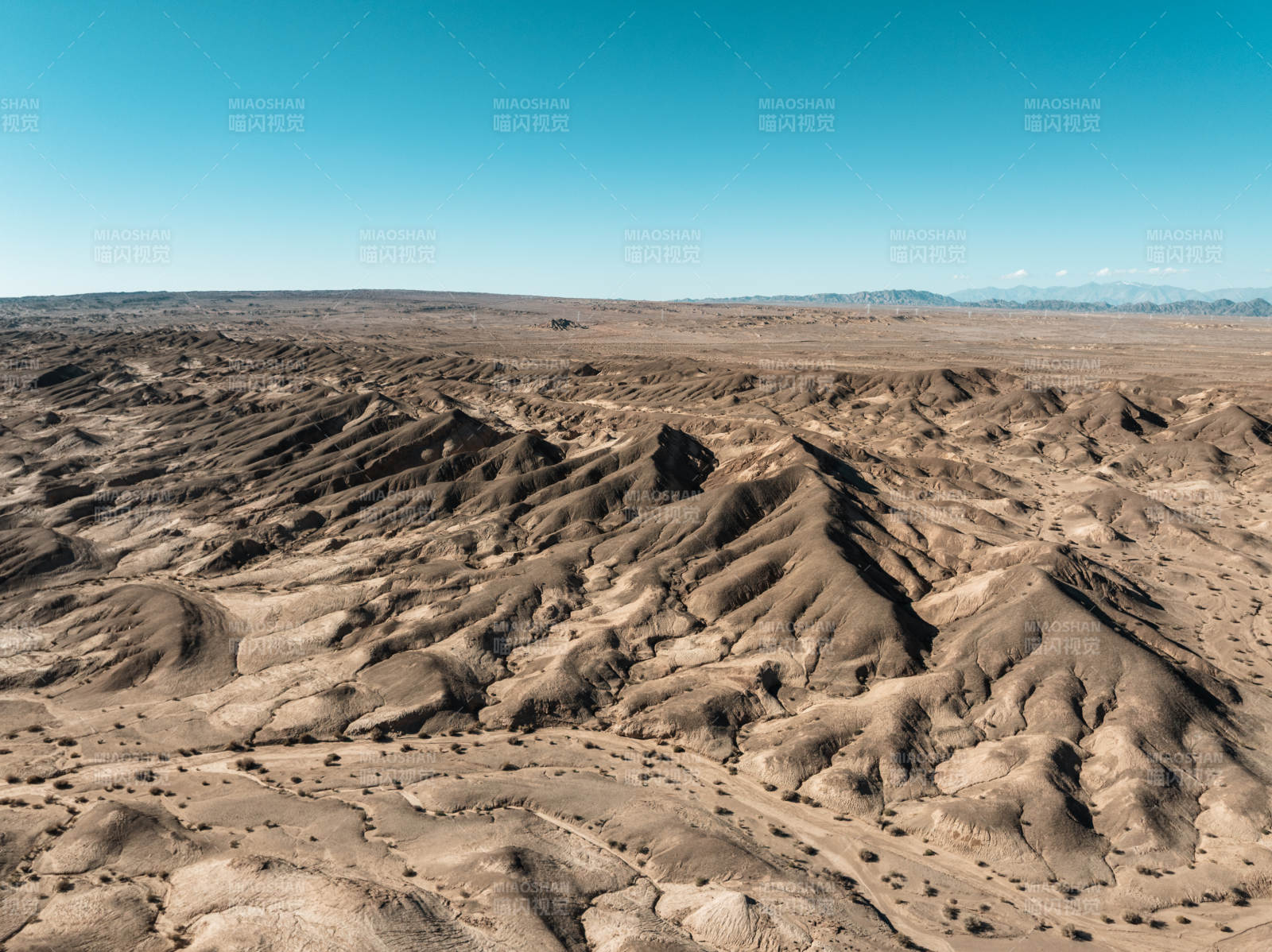 西北苍凉荒漠戈壁沙漠山脉干旱风蚀壮阔景观图片