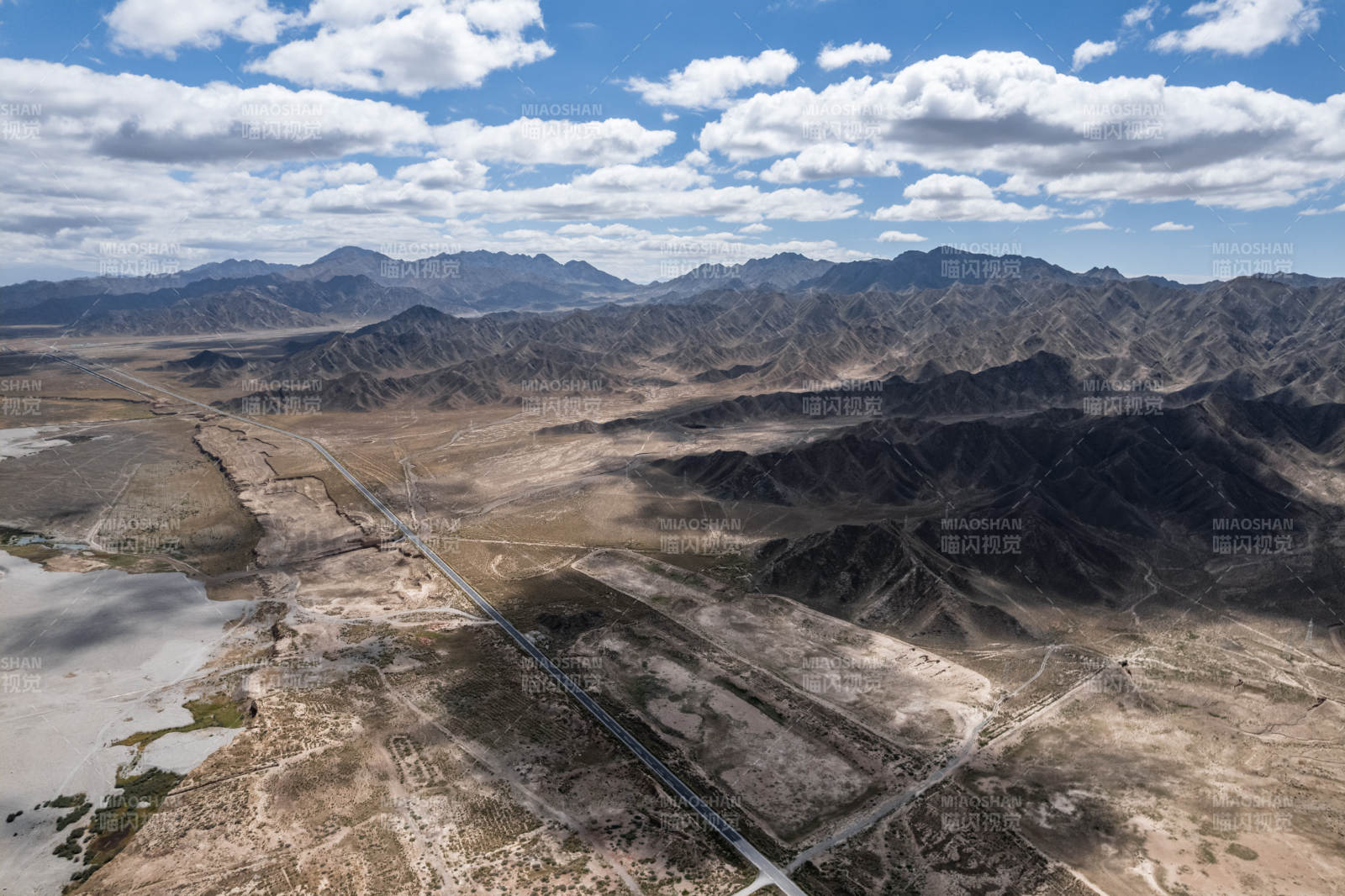 西北苍凉荒漠戈壁沙漠山脉蓝天白云山脉全景图片