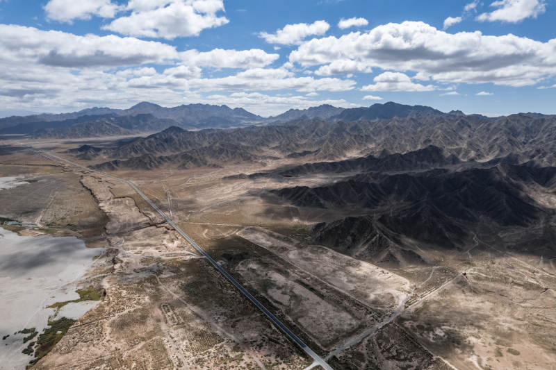 西北苍凉荒漠戈壁沙漠山脉蓝天白云山脉全景图片