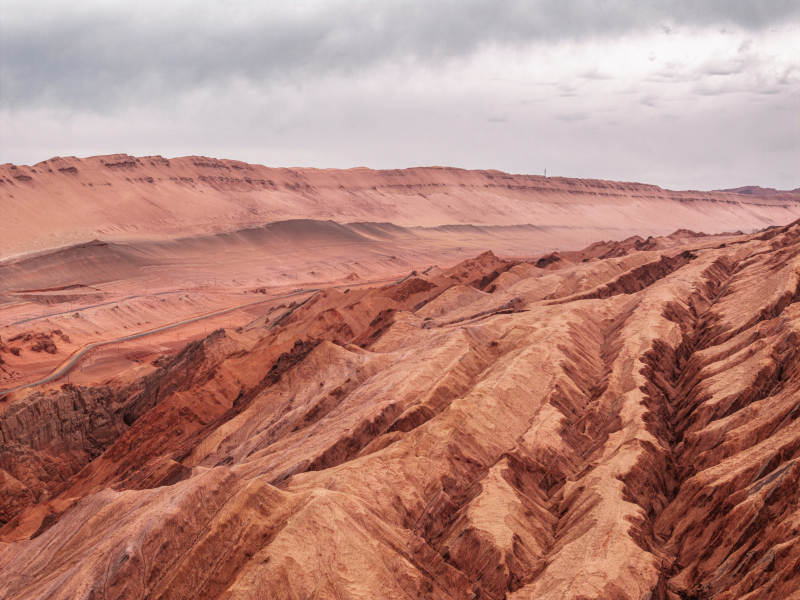 西北丹霞地貌红色山脉戈壁千沟万壑纵横风光图片