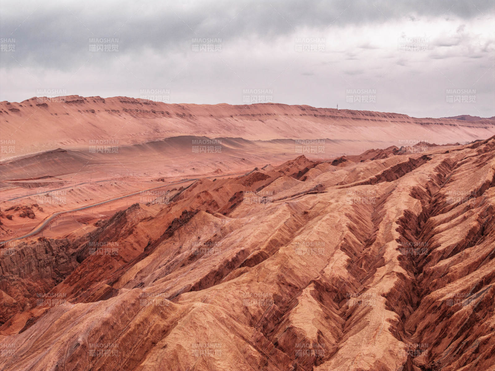 西北丹霞地貌红色山脉戈壁千沟万壑纵横风光图片
