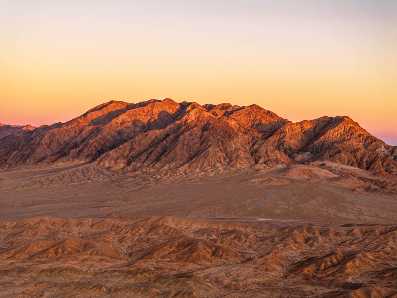 西北戈壁高原日落黄昏橙黄色天空太阳下山图片