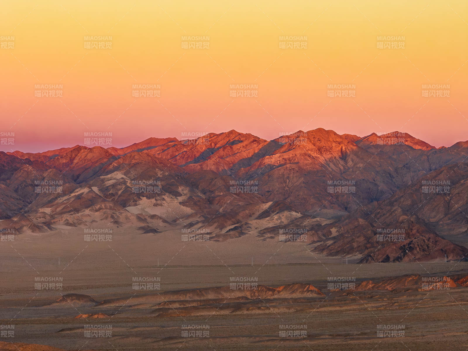 西北戈壁高原日落黄昏金色天空群山日照金山图片