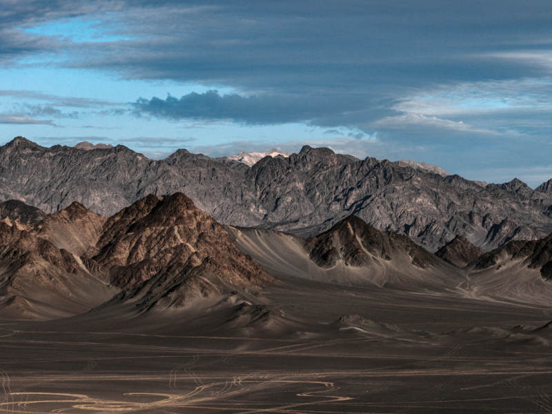 西北戈壁沙漠雪山壮丽远山光影变幻地貌苍茫图片