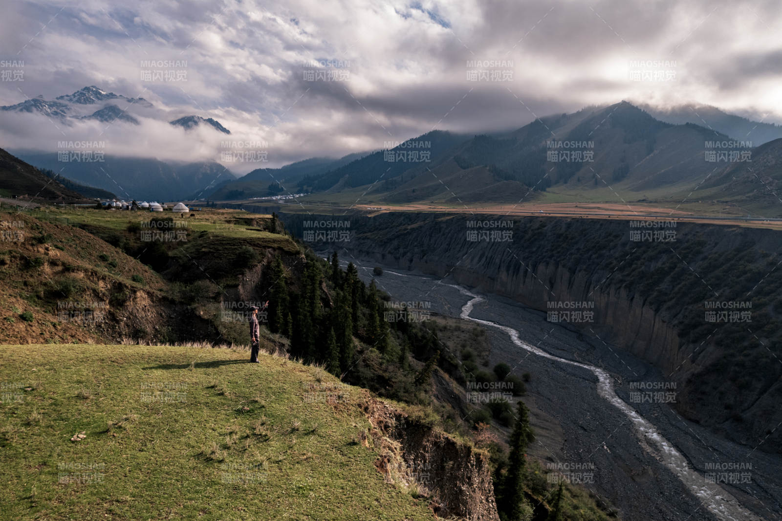 新疆安集海大峡谷红山大峡谷单人眺望远方图片
