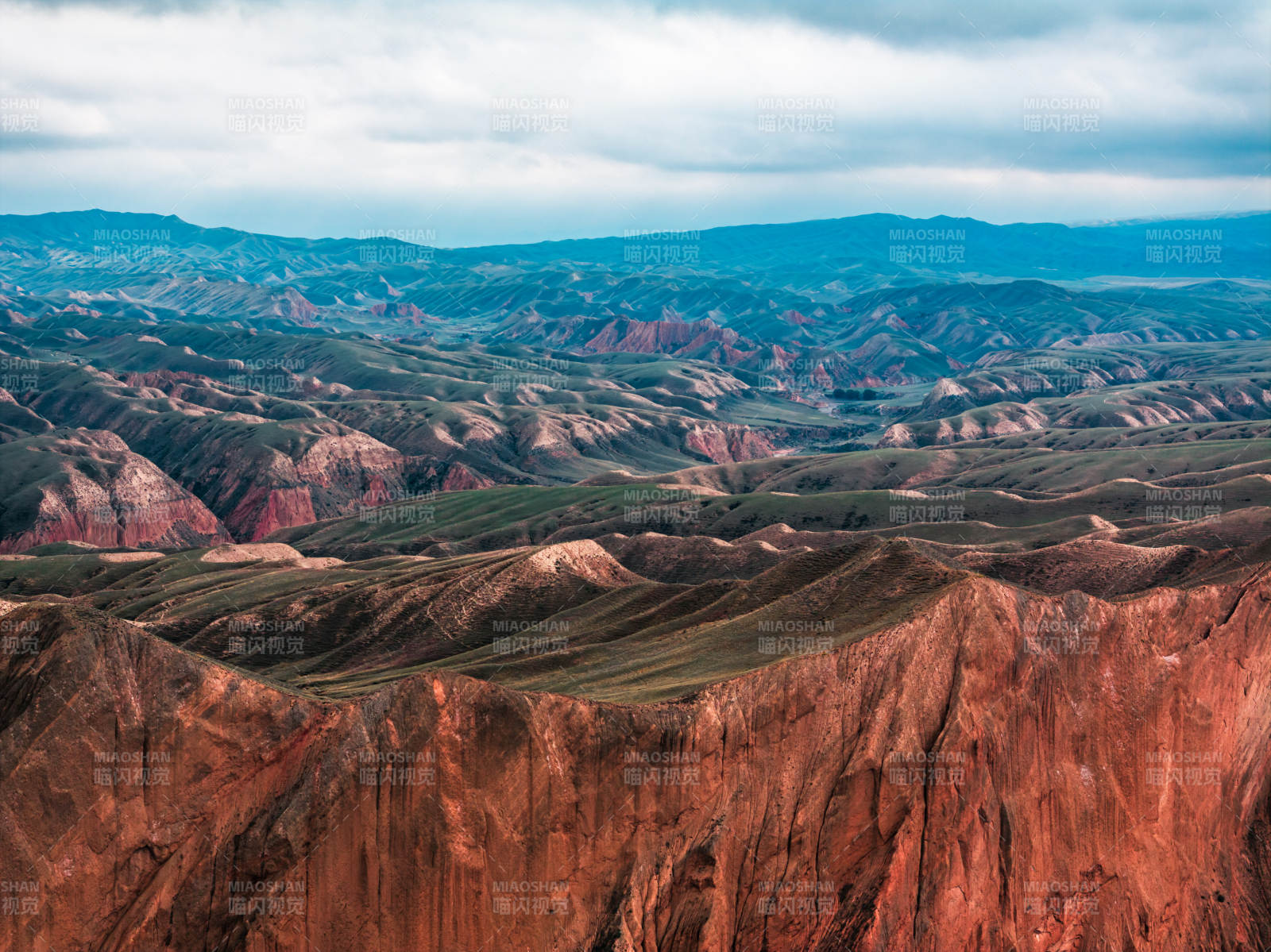 新疆安集海大峡谷红山大峡谷地质分层沟壑图片