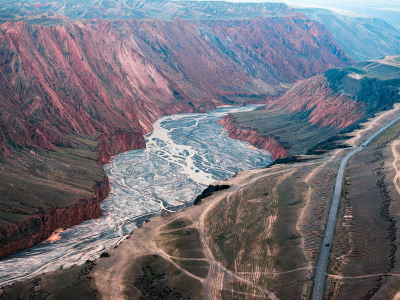 新疆安集海大峡谷红山大峡谷干涸河床公路图片