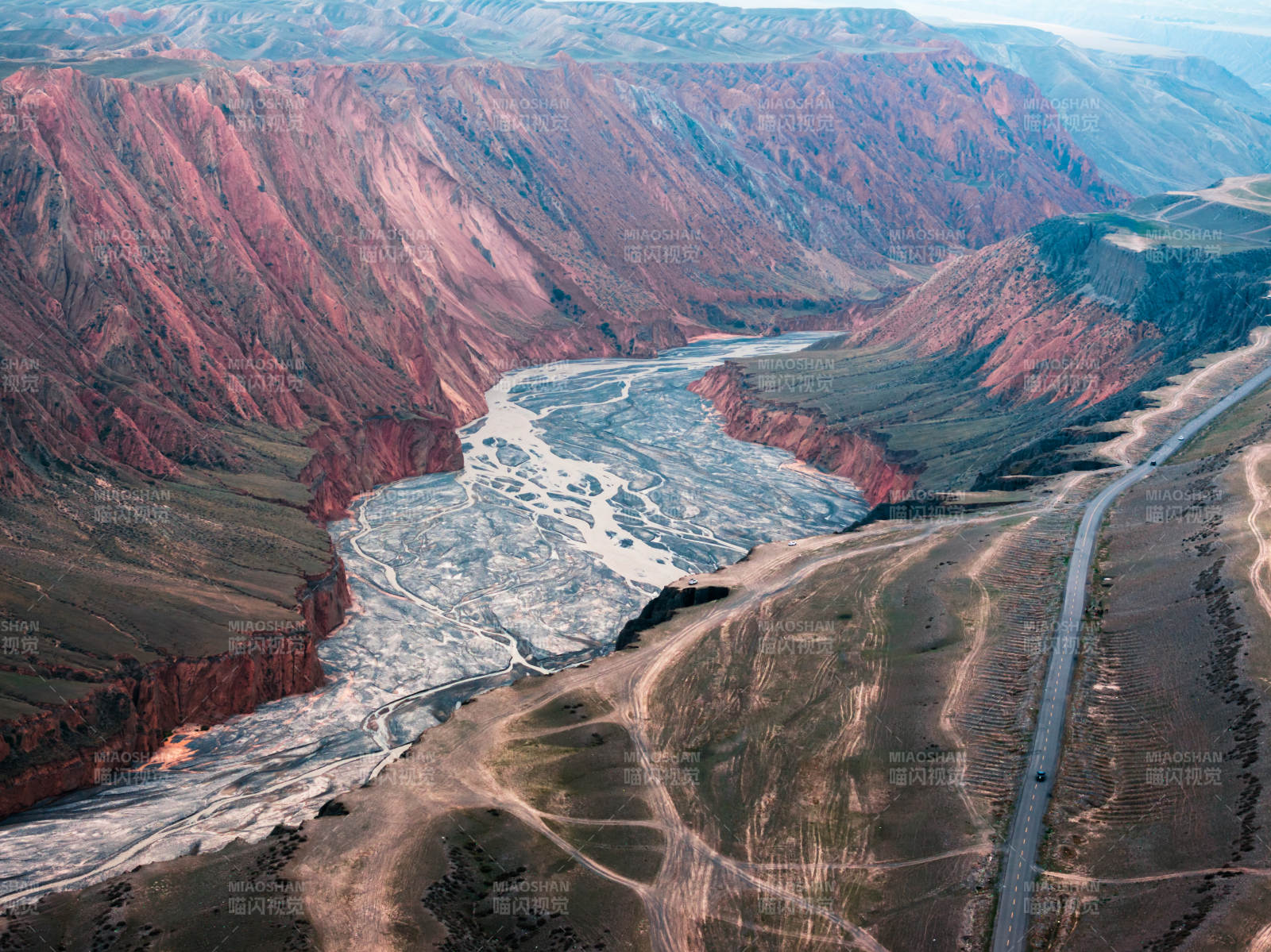 新疆安集海大峡谷红山大峡谷干涸河床公路图片