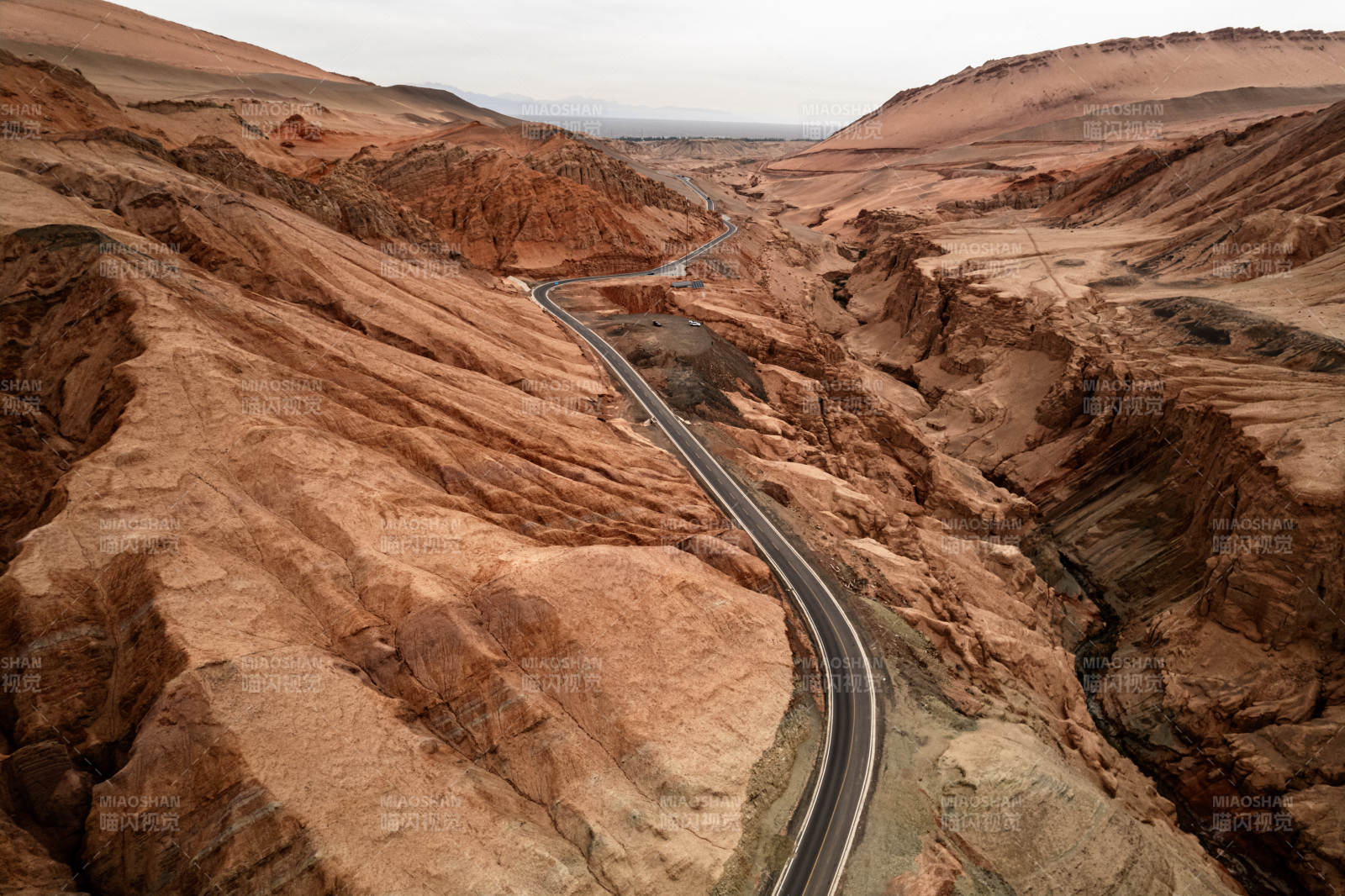 新疆安集海大峡谷红山大峡谷戈壁公路蜿蜒图片