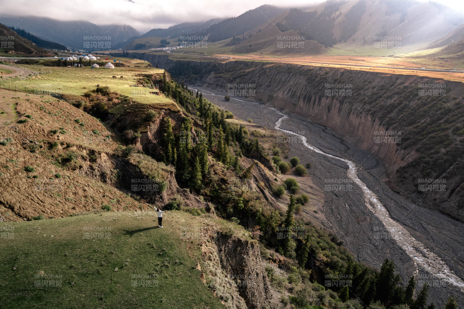 新疆安集海大峡谷红山大峡谷孤独远眺身影图片