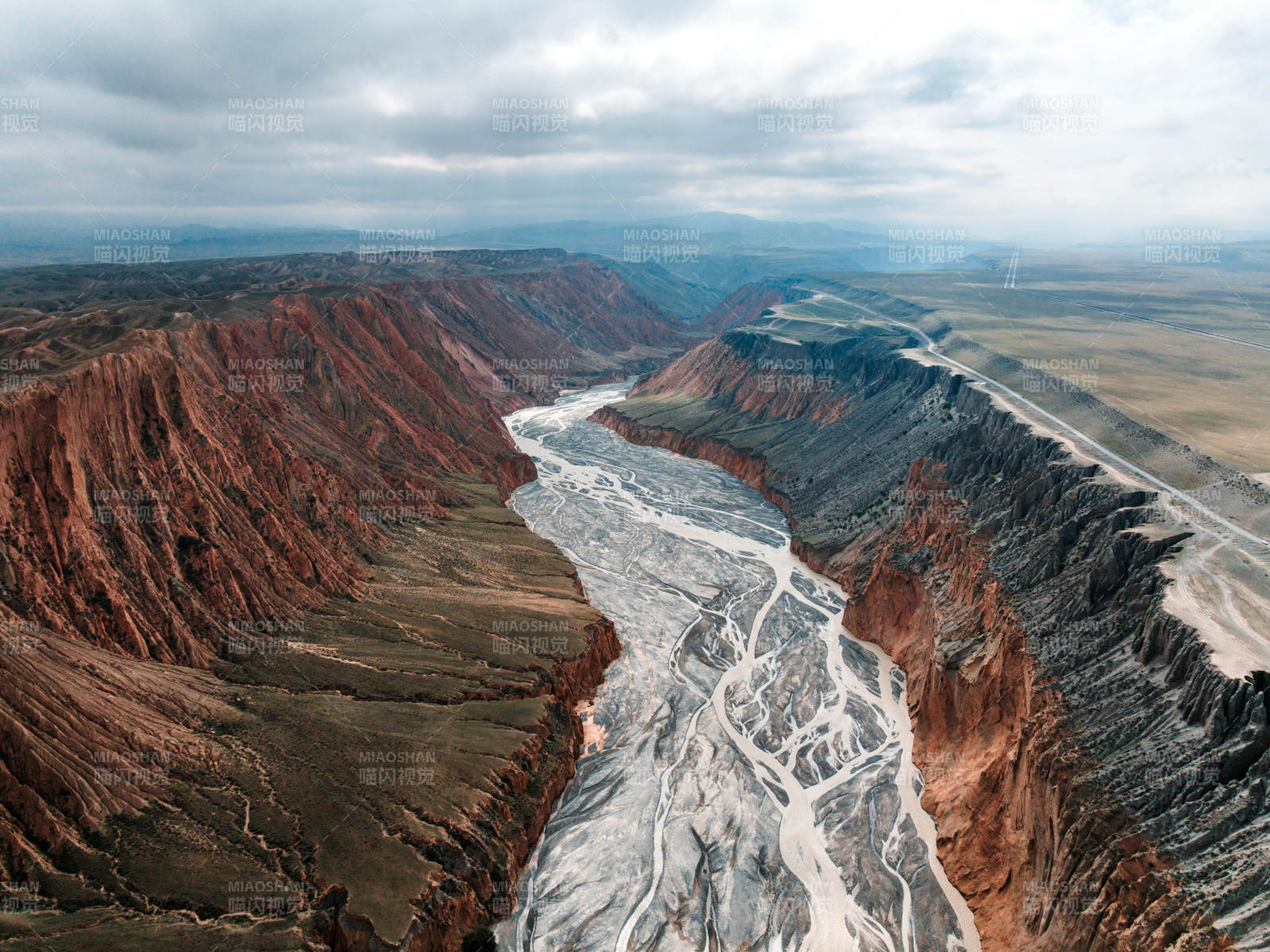 新疆安集海大峡谷红山大峡谷河床河谷悬崖图片