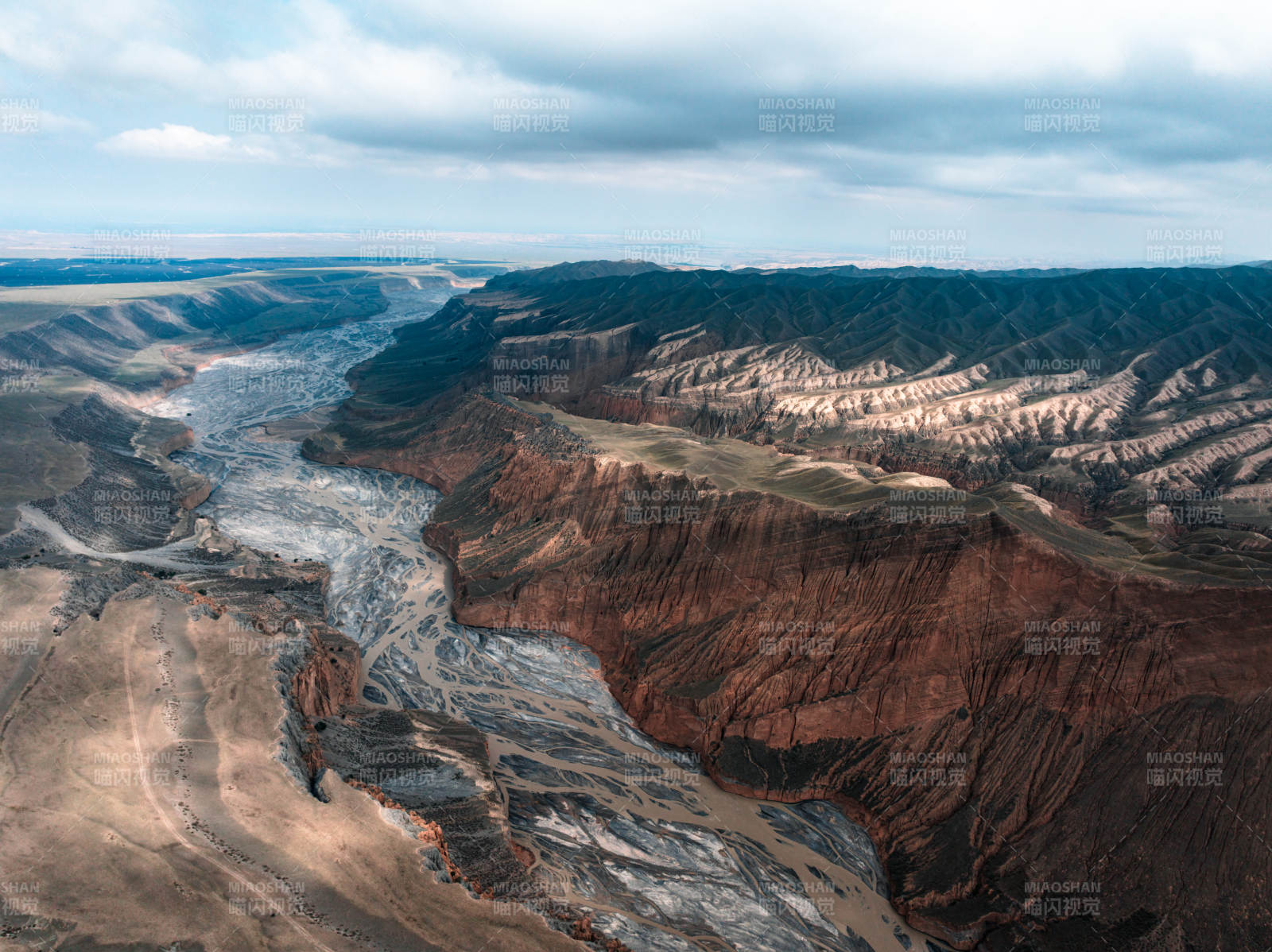 新疆安集海大峡谷红山大峡谷红褐色山峦河道图片