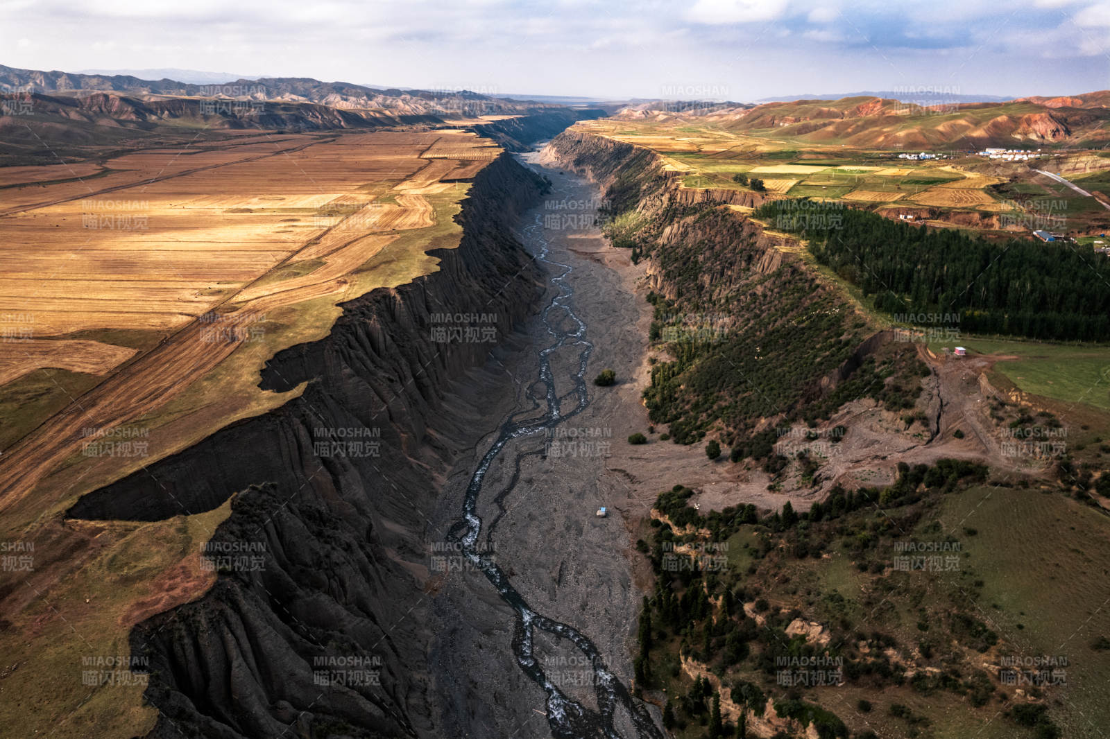 新疆安集海大峡谷红山大峡谷山川河床地貌图片