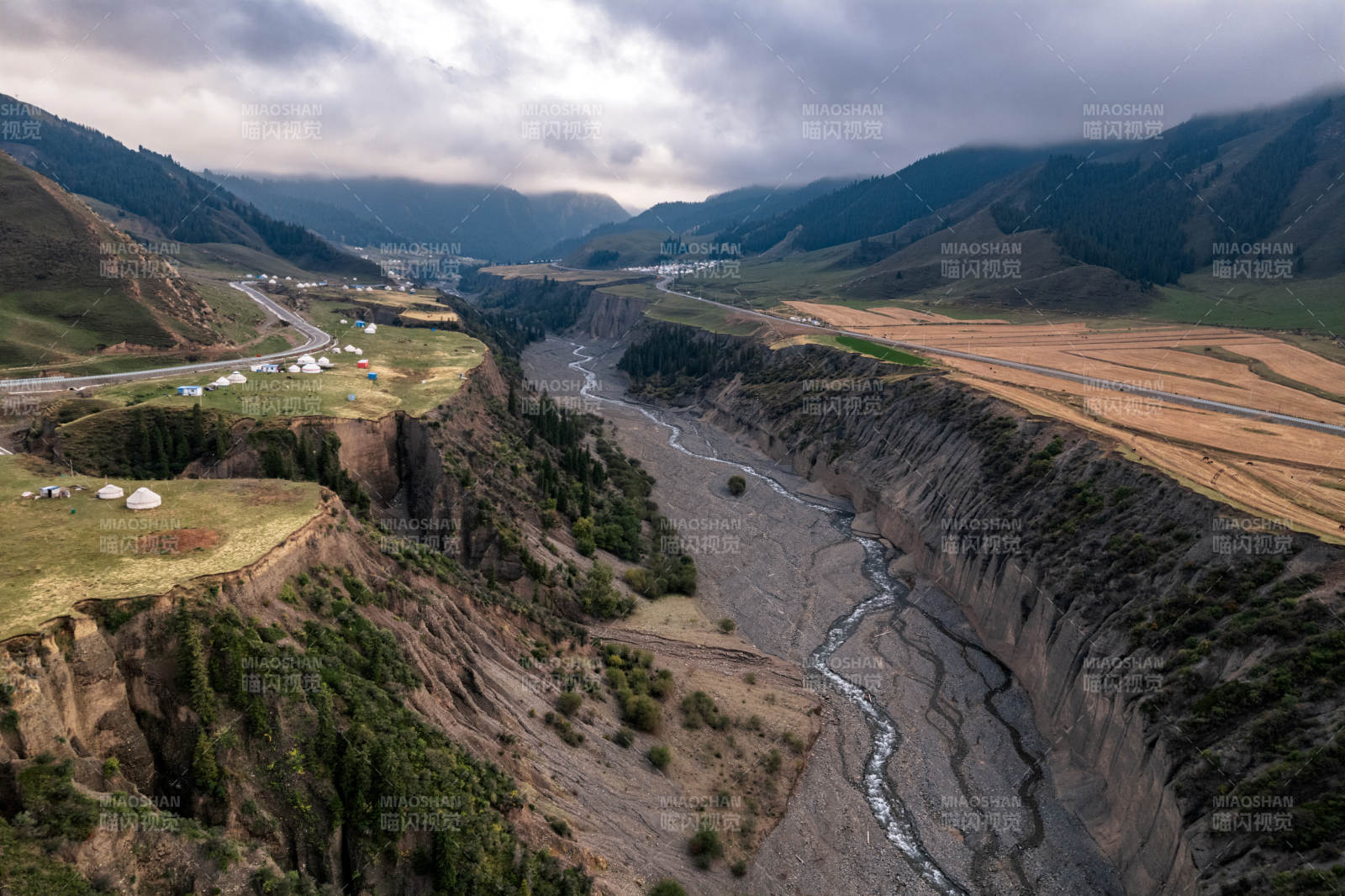 新疆安集海大峡谷红山大峡谷山川河床风光图片