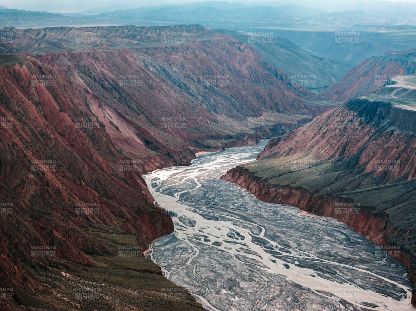 新疆安集海大峡谷红山大峡谷蜿蜒河道河流图片