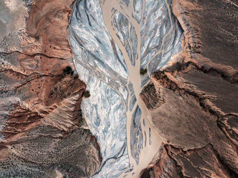 新疆安集海大峡谷红山大峡谷悬崖俯拍鸟瞰图片