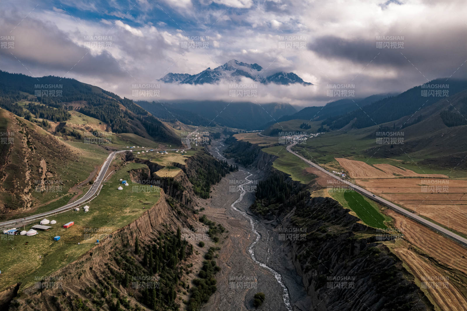 新疆安集海大峡谷红山大峡谷雪山川河床沟壑图片