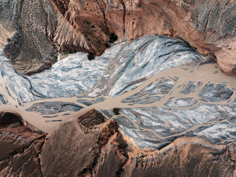 新疆安集海大峡谷红山峡谷大地肌理流水脉络图片