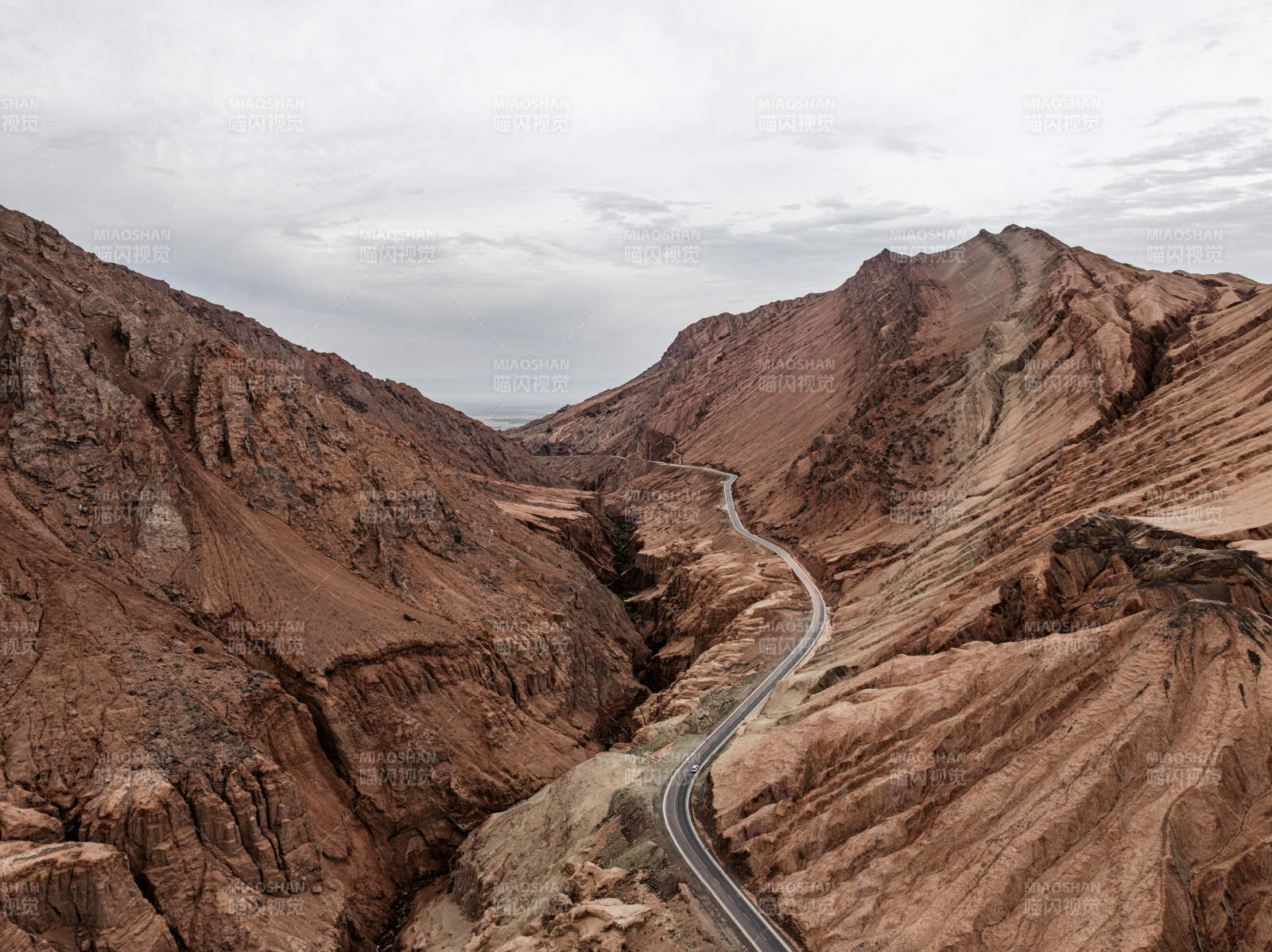 新疆伊犁安集海大峡谷红山大峡谷盘山公路图片
