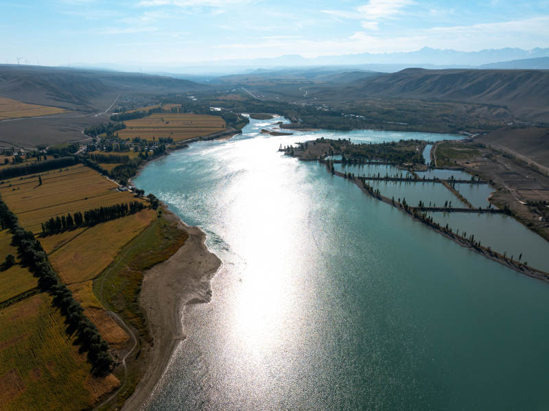 伊犁河谷蜿蜒河流滋养绿洲农田自然共生​​图片