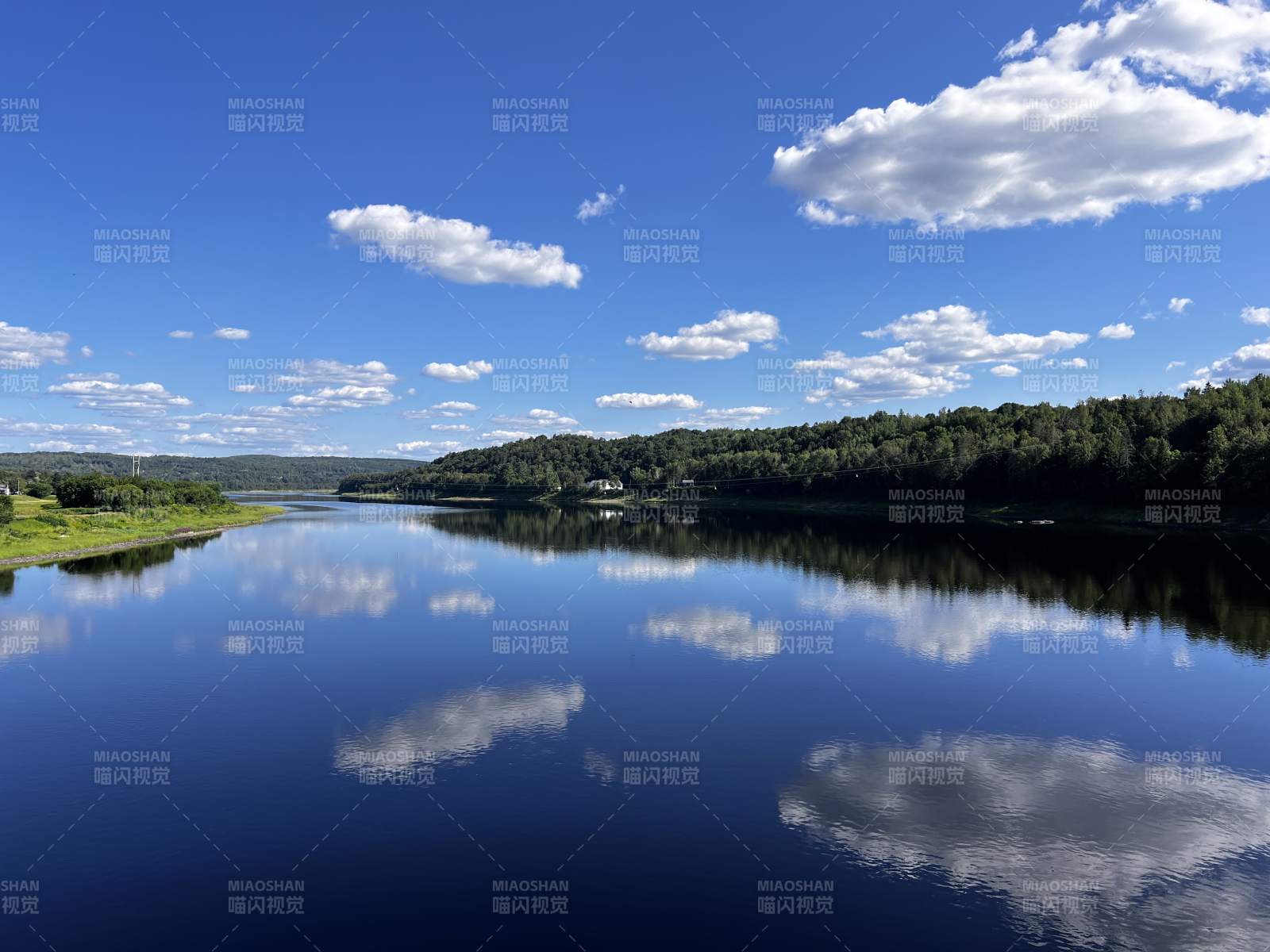 加拿大廊桥湖光云影 静谧如画图片