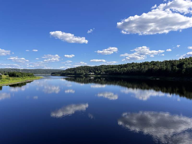 加拿大廊桥湖光云影 静谧如画图片