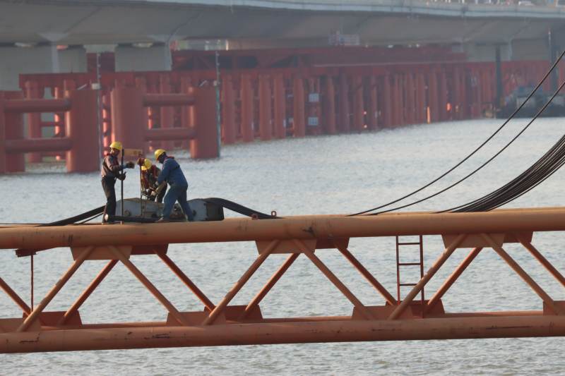 工人在桥上作业图片