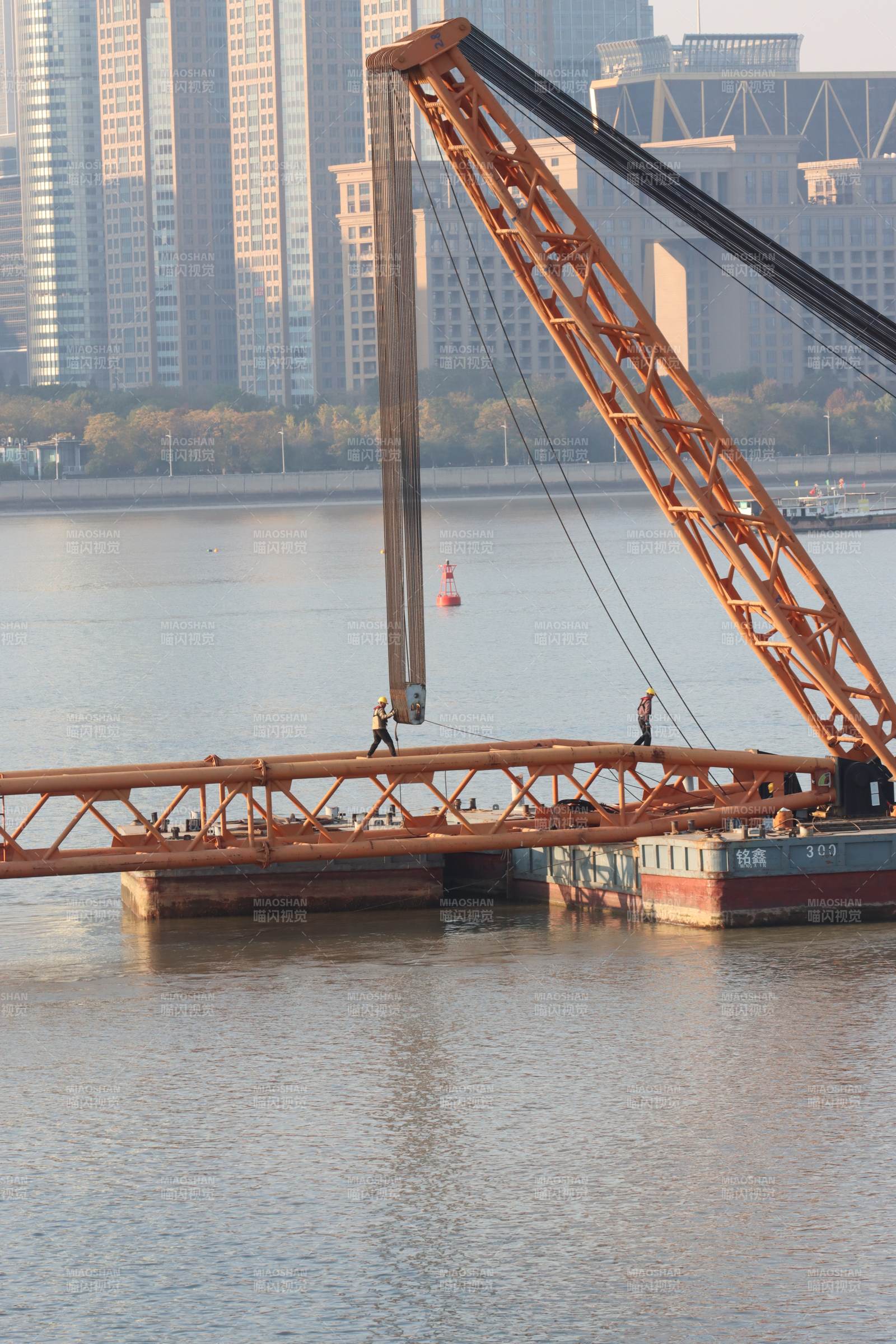 水上吊装作业图片