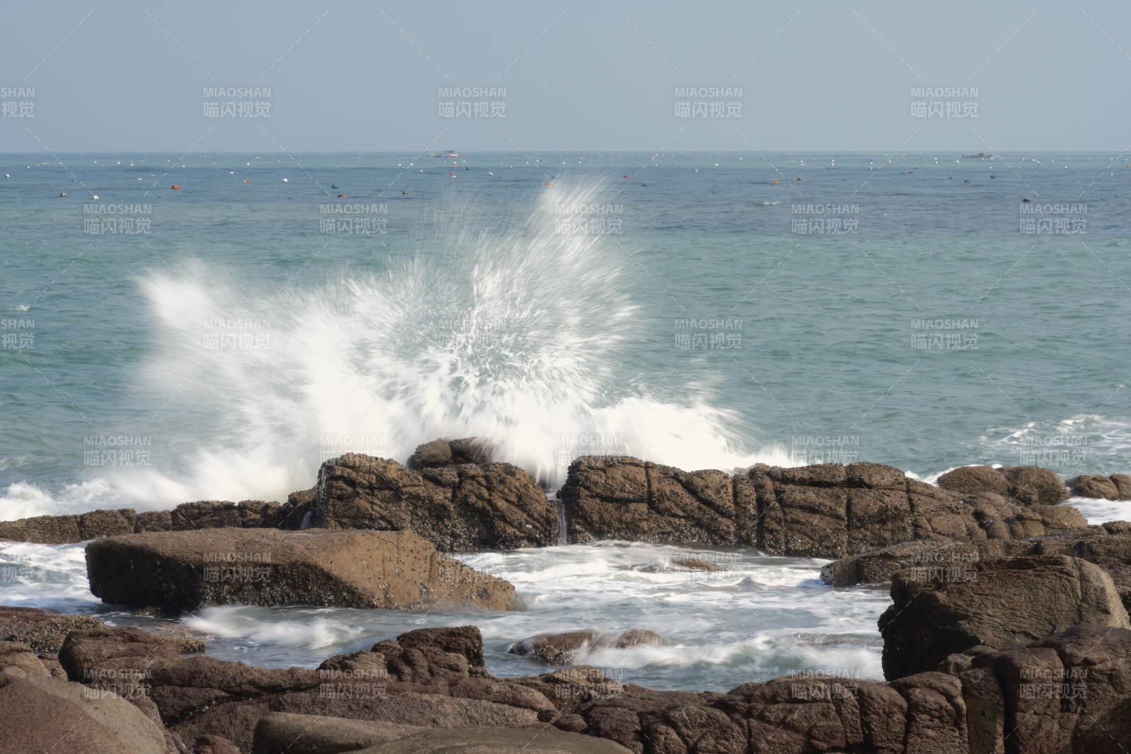 白塘湾海边浪击岩岸图片