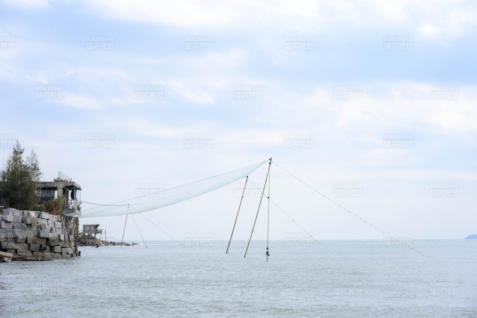 白塘湾渔网悬海 静谧海岸图片