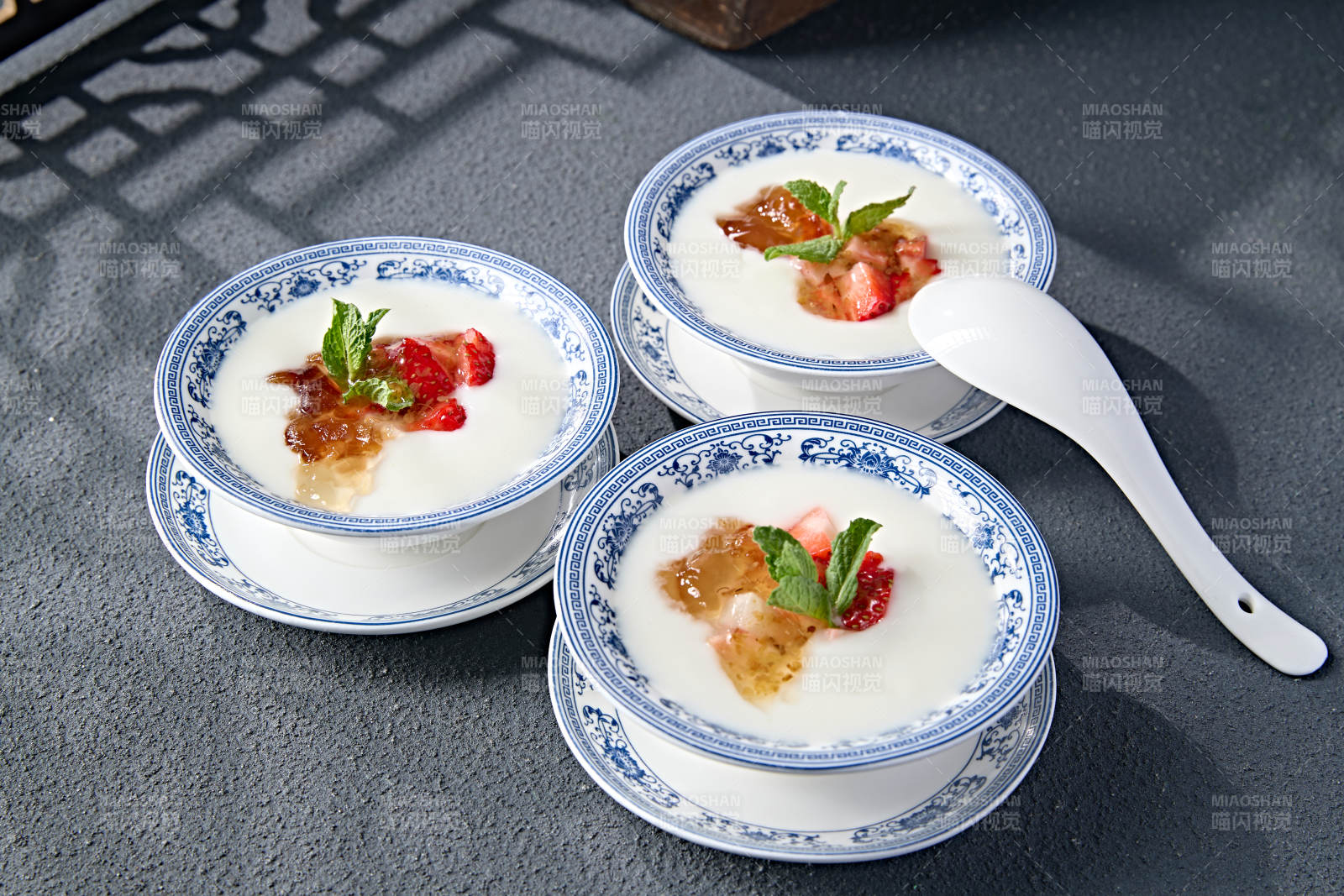 自制桃胶果粒纯酿老酸奶图片