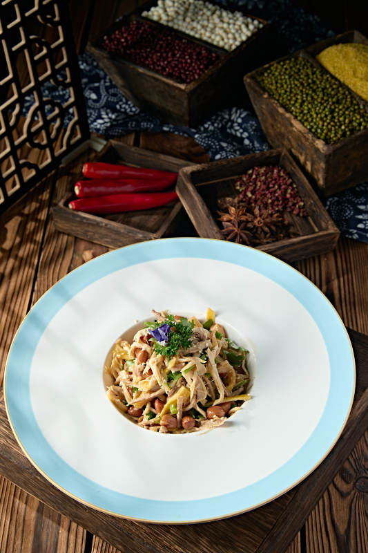 精美凉菜果仁椒麻香辣手撕口水鸡图片