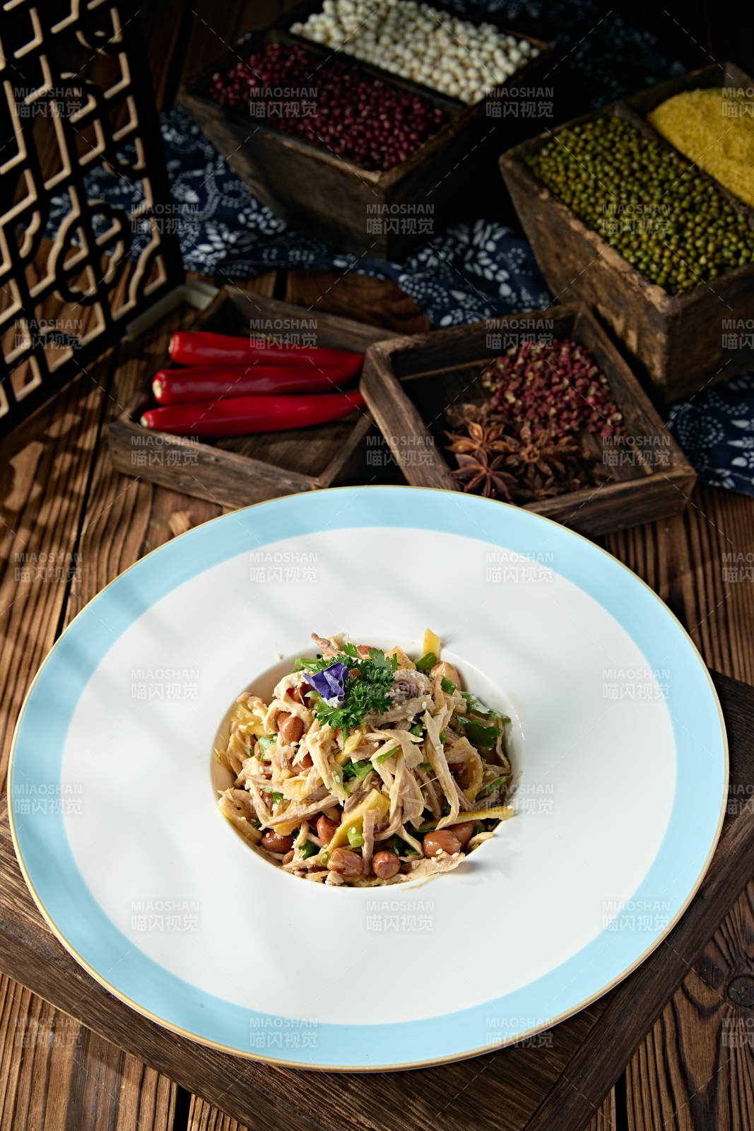 精美凉菜果仁椒麻香辣手撕口水鸡图片