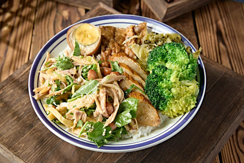 重庆卤味套餐手撕鸡卤味双拼饭图片