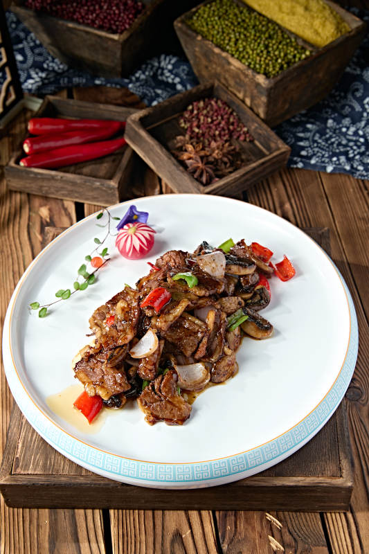 黑椒酱爆塞外口蘑牛仔肉图片