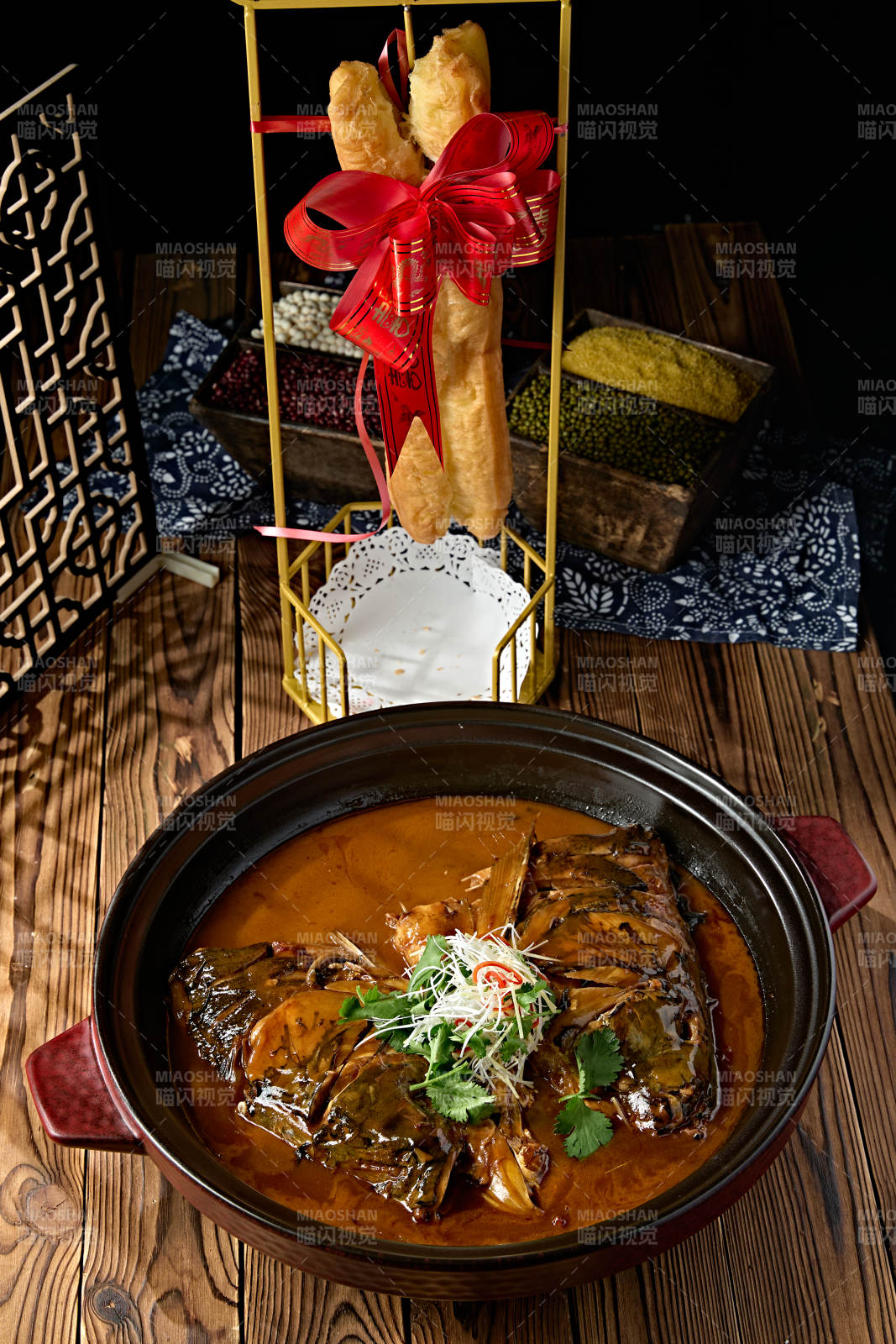 美味酱焖野生鳙鱼头配大油条图片